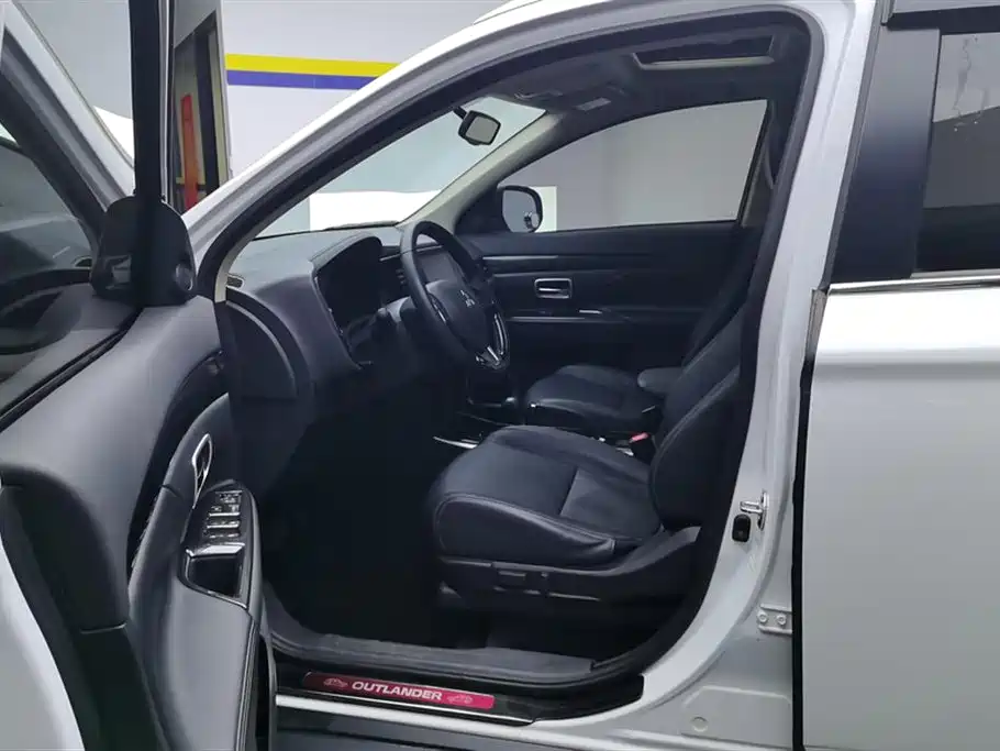 Mitsubishi Outlander 2018 2.0L 7 мест