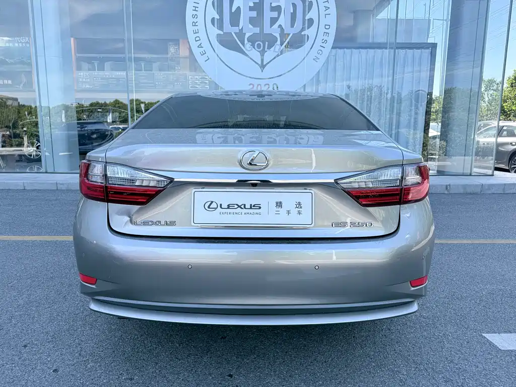 Lexus ES — миниатюра 11