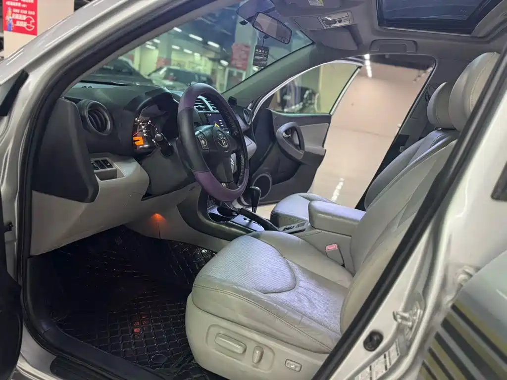 Toyota RAV4 — миниатюра 4