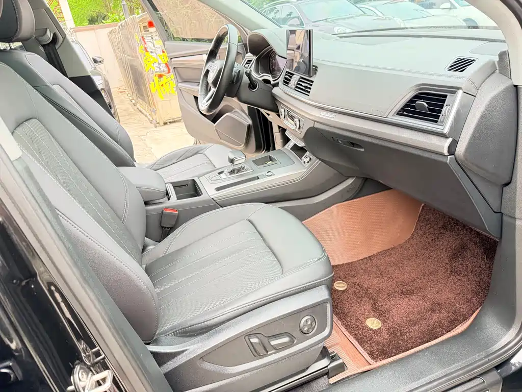 Audi Q5L - фото 12