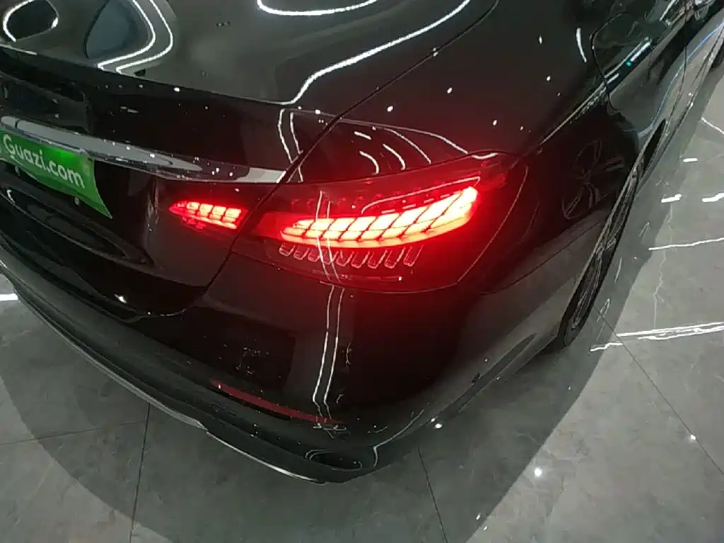 Mercedes-Benz E-Class — миниатюра 8
