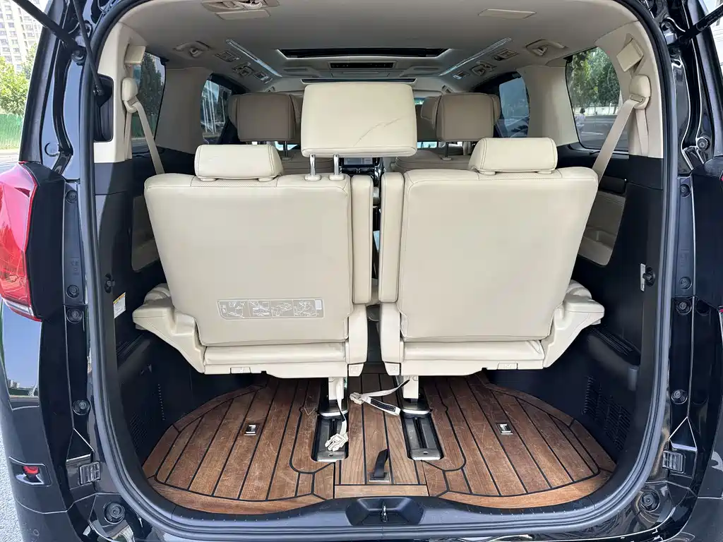 Toyota Alphard — миниатюра 15