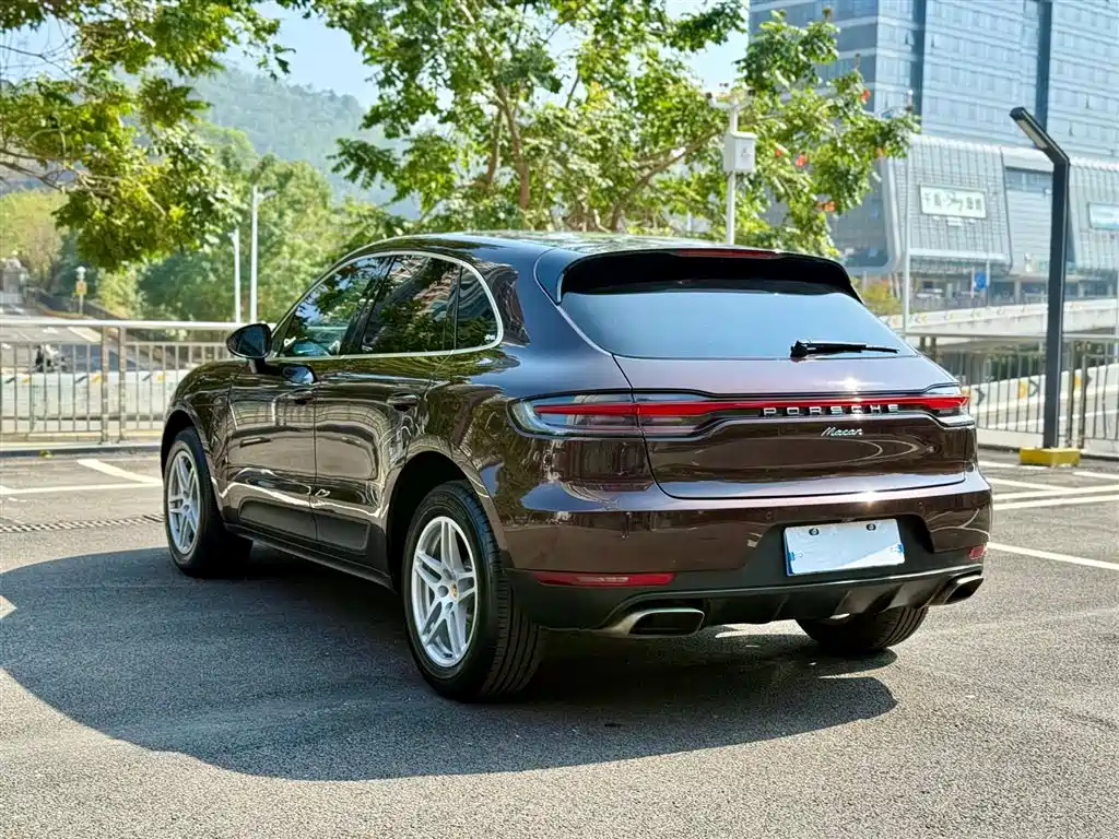 PORSCHE MACAN