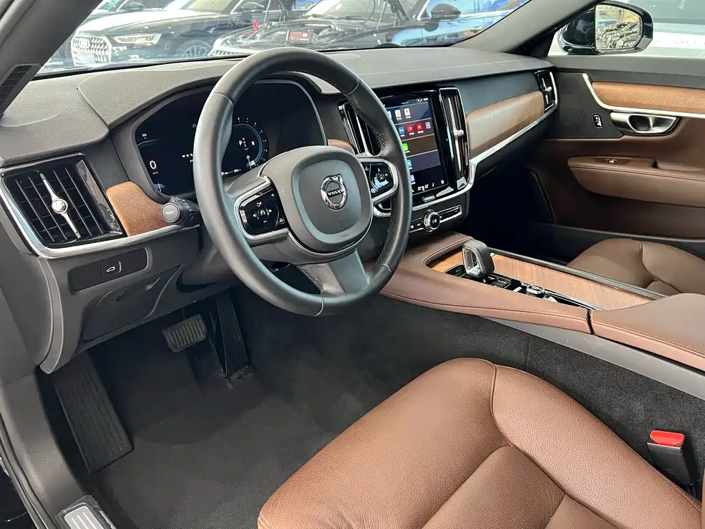 Volvo S90 2025 B5 Luxury