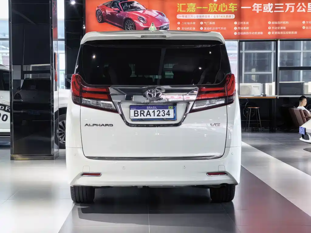 Toyota Alphard — миниатюра 10