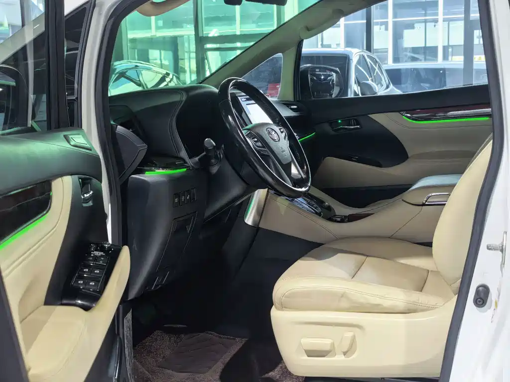 Toyota Alphard — миниатюра 3