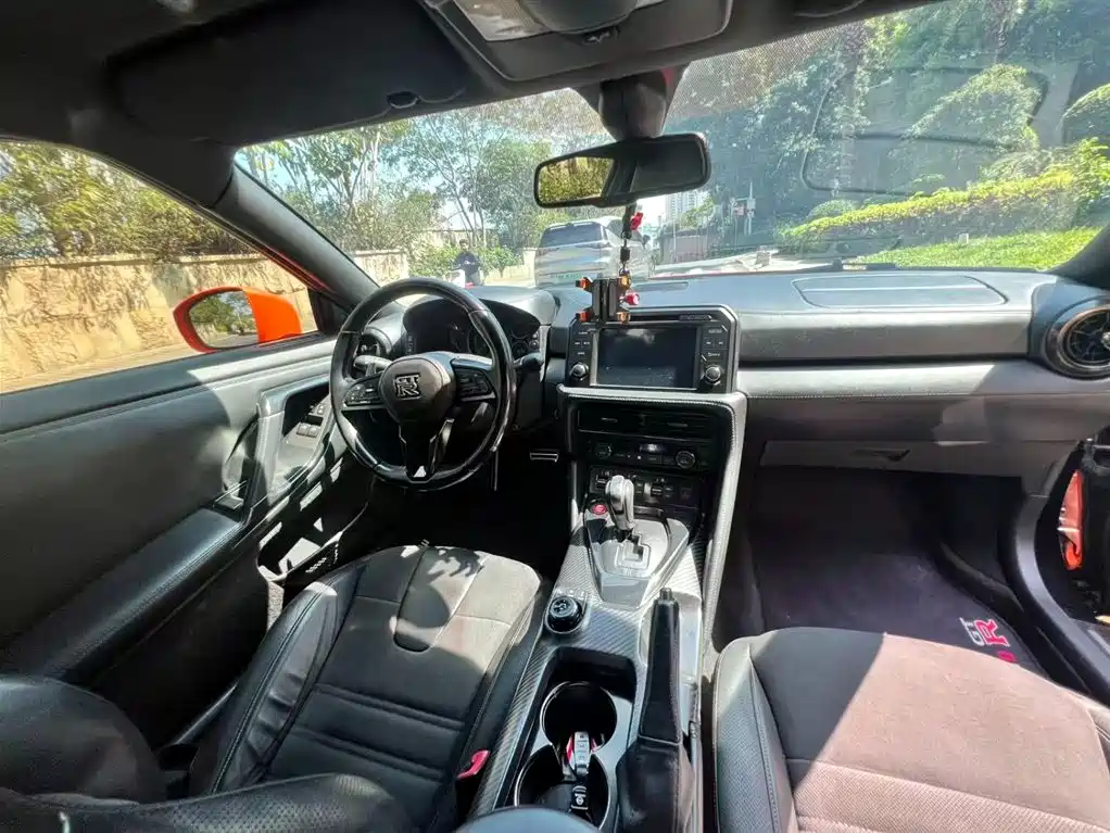 NISSAN GT R