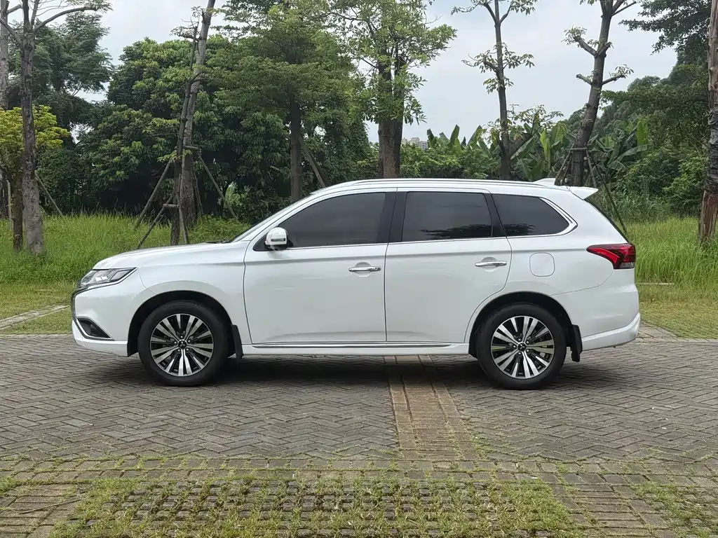Mitsubishi Outlander — миниатюра 5