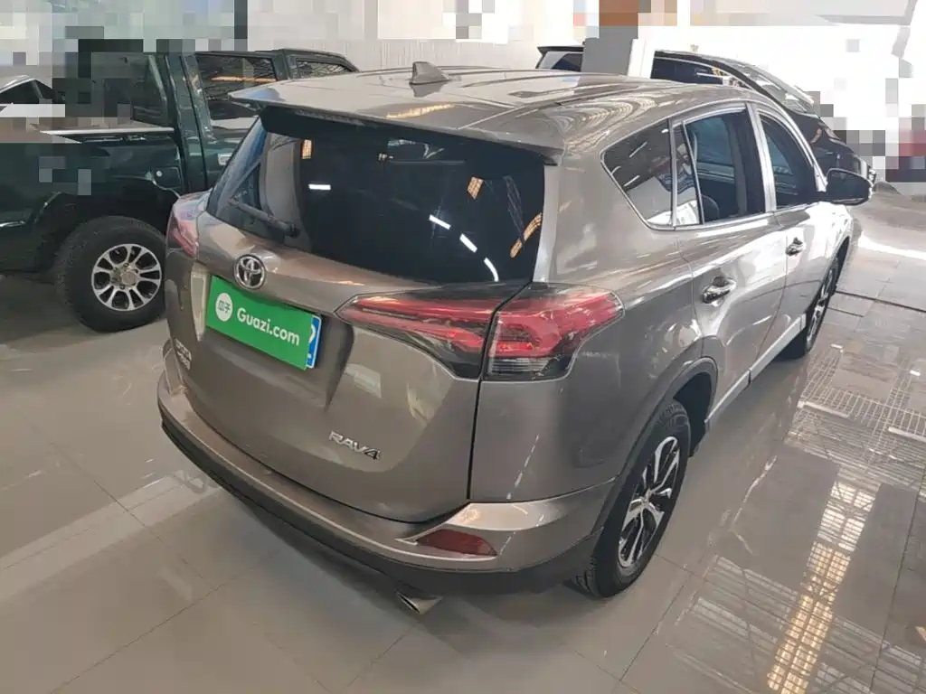 Toyota RAV4 — миниатюра 7