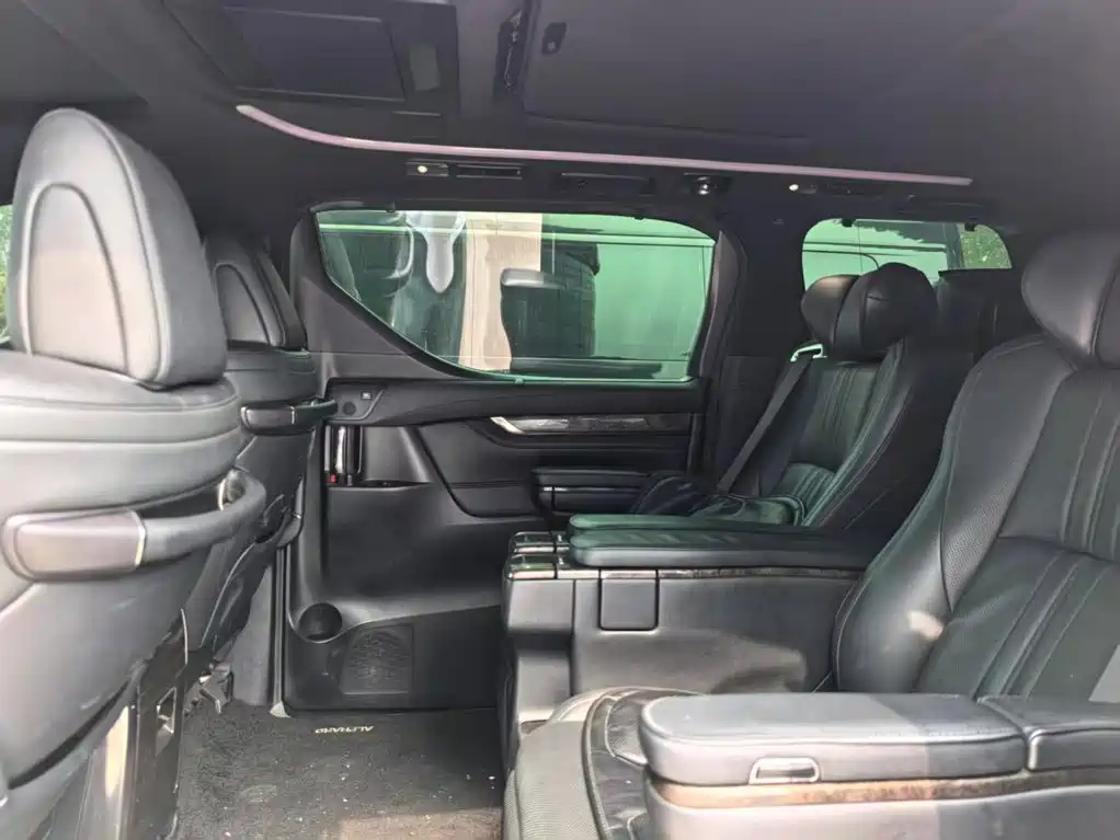 Toyota Alphard — миниатюра 7