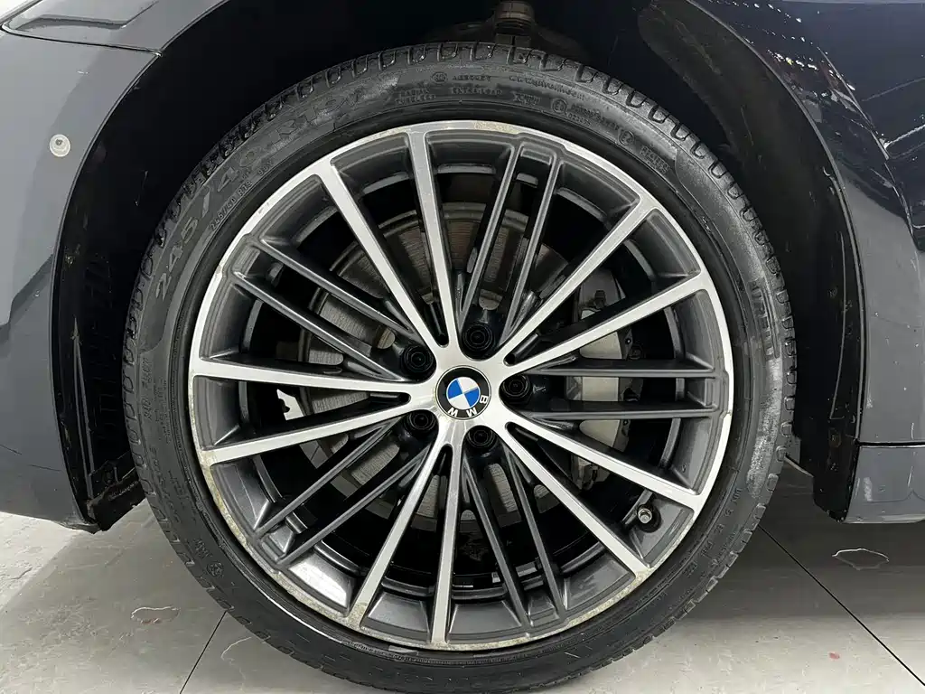 BMW 5 Series — миниатюра 17