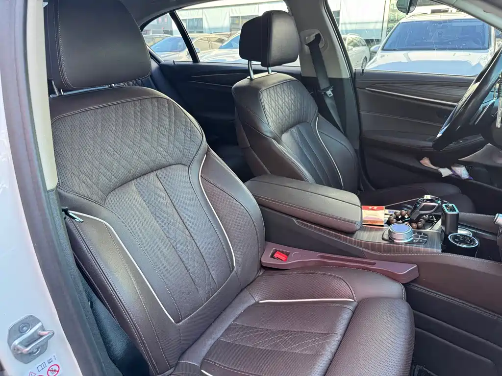 BMW 5 Series — миниатюра 13