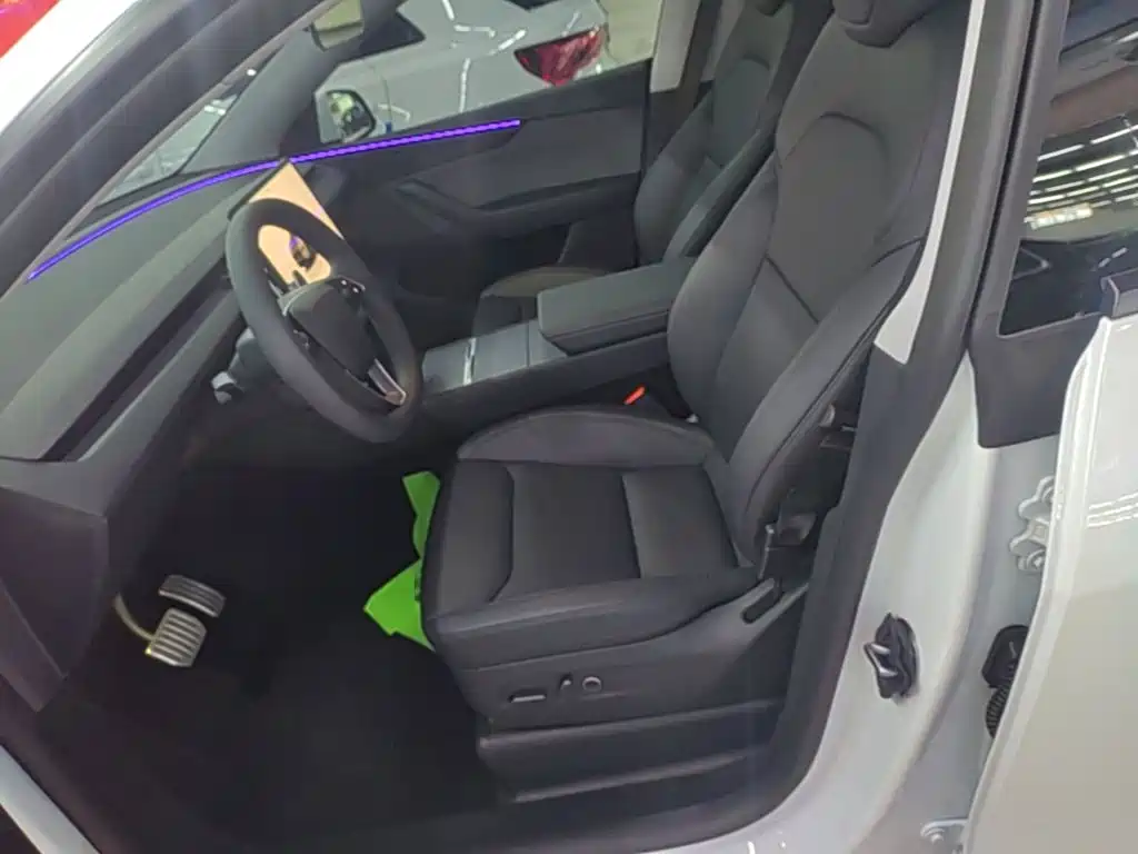 Tesla Model Y — миниатюра 15