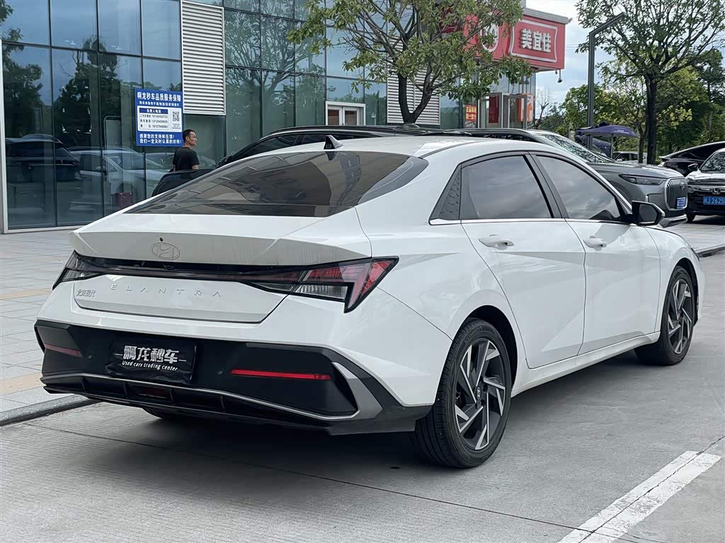 Hyundai Elantra 1.5 л 2025 г. Белый, пробег 13000 км