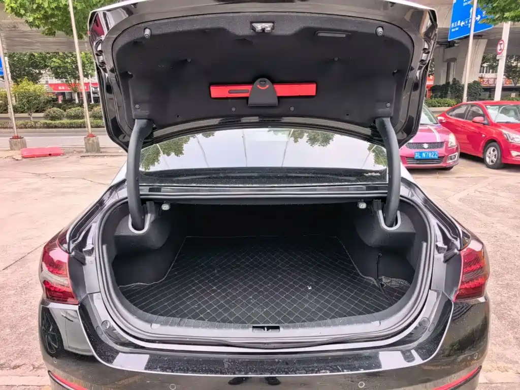 Hongqi Hongqi H5 — миниатюра 19