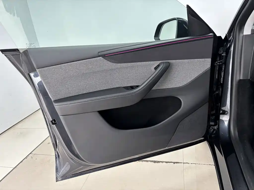 Tesla Model Y — миниатюра 9