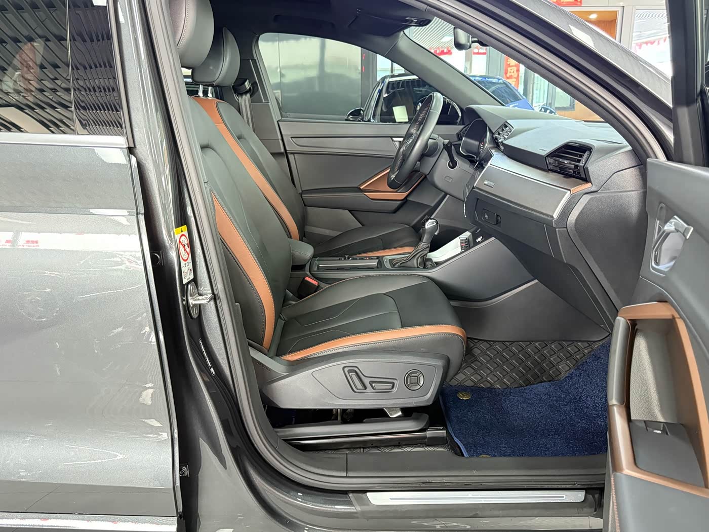 Audi Q3 1.4 л 2023 г. Серебристо-серый, пробег 35000 км