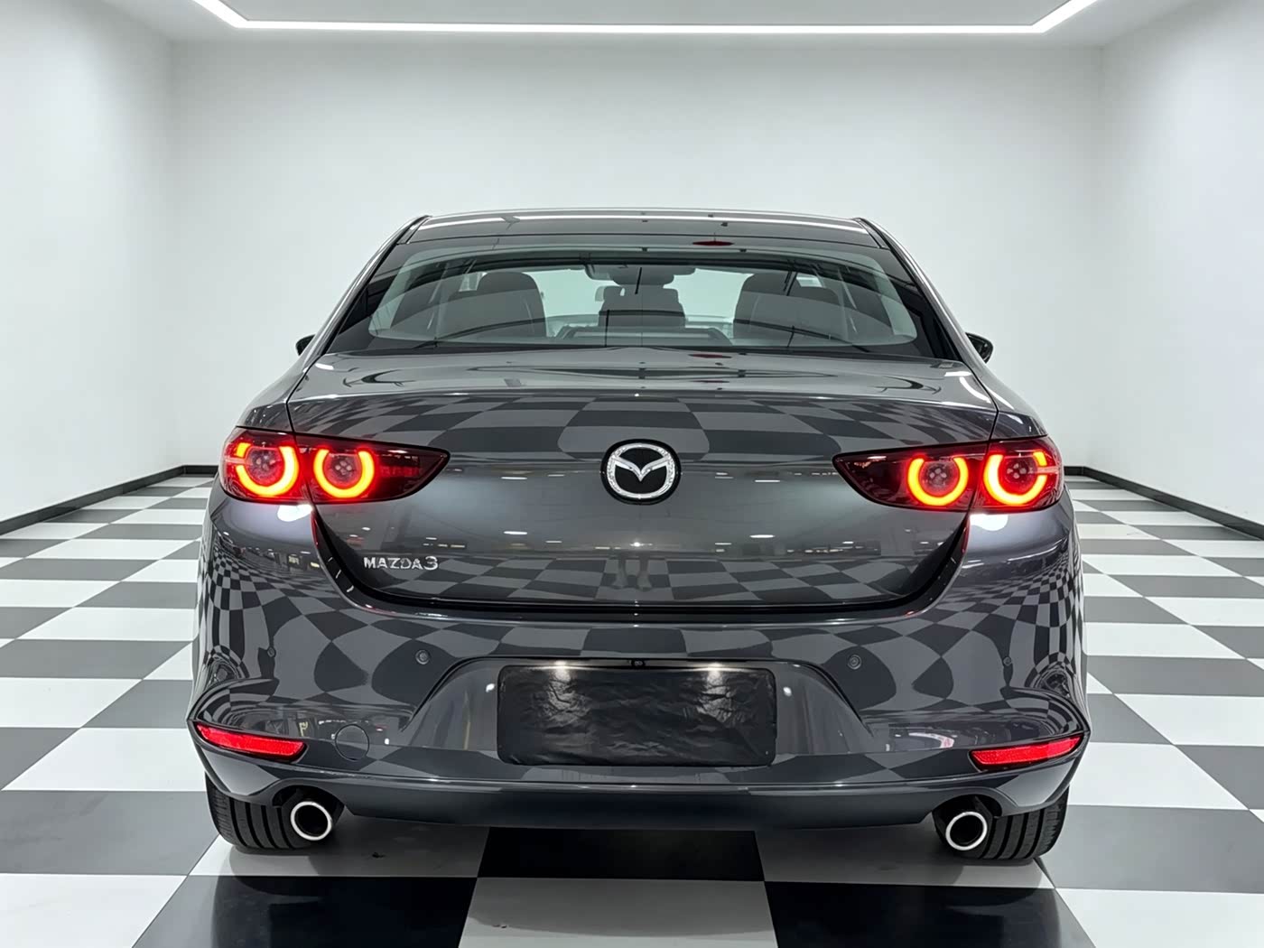 Mazda Mazda3 Axela 2.0 л 2023 г. Серебристо-серый, пробег 44000 км