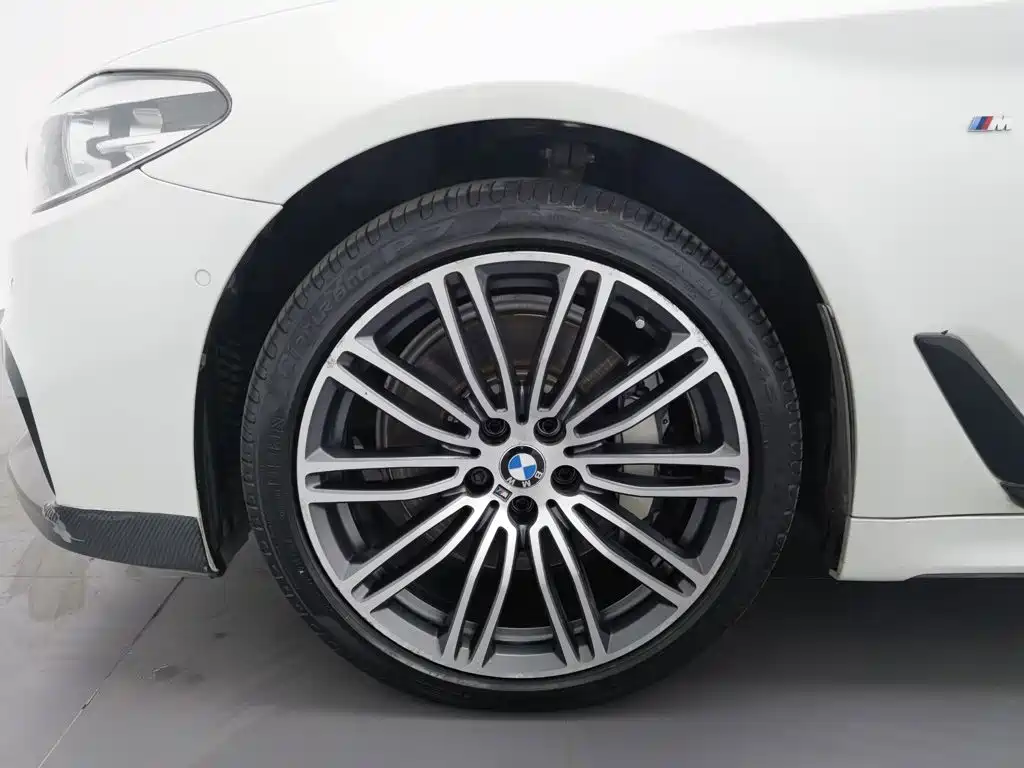BMW 5 Series — миниатюра 17