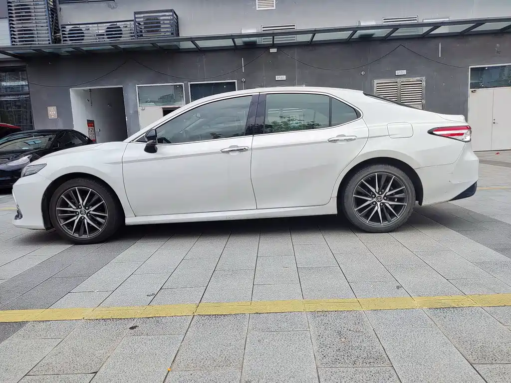 Toyota Camry — миниатюра 3