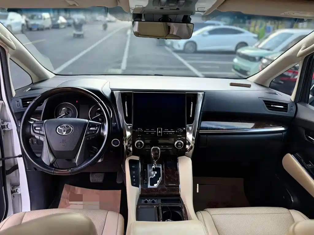 Toyota Alphard — миниатюра 9