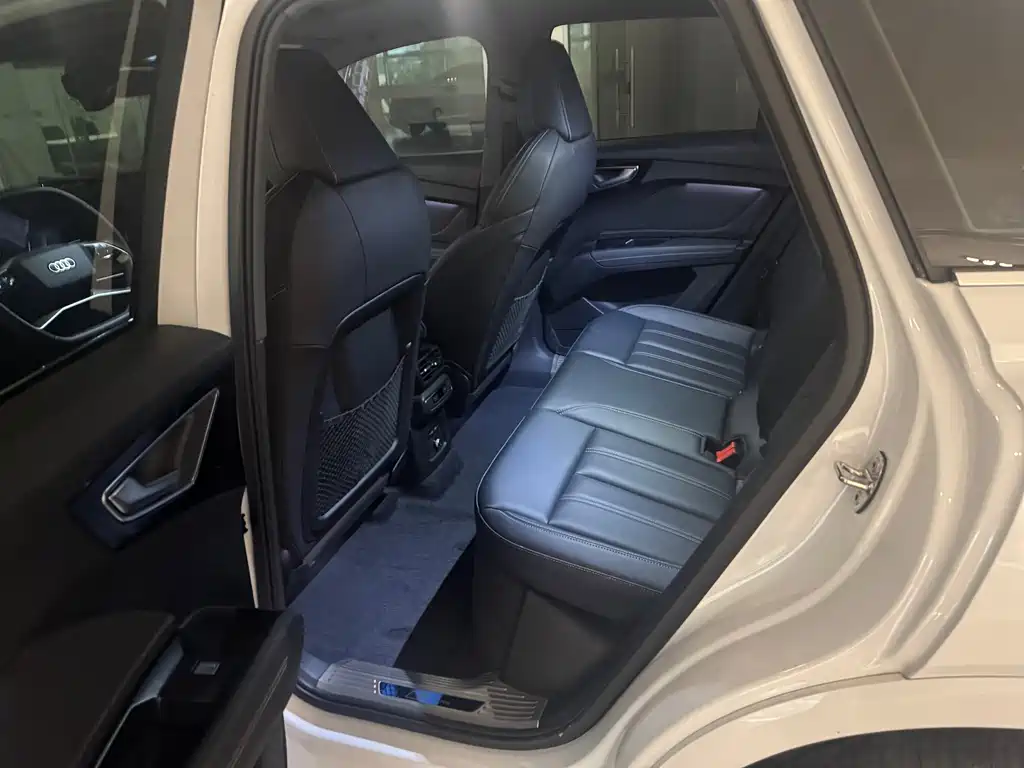 Audi Q4 e-tron — миниатюра 4