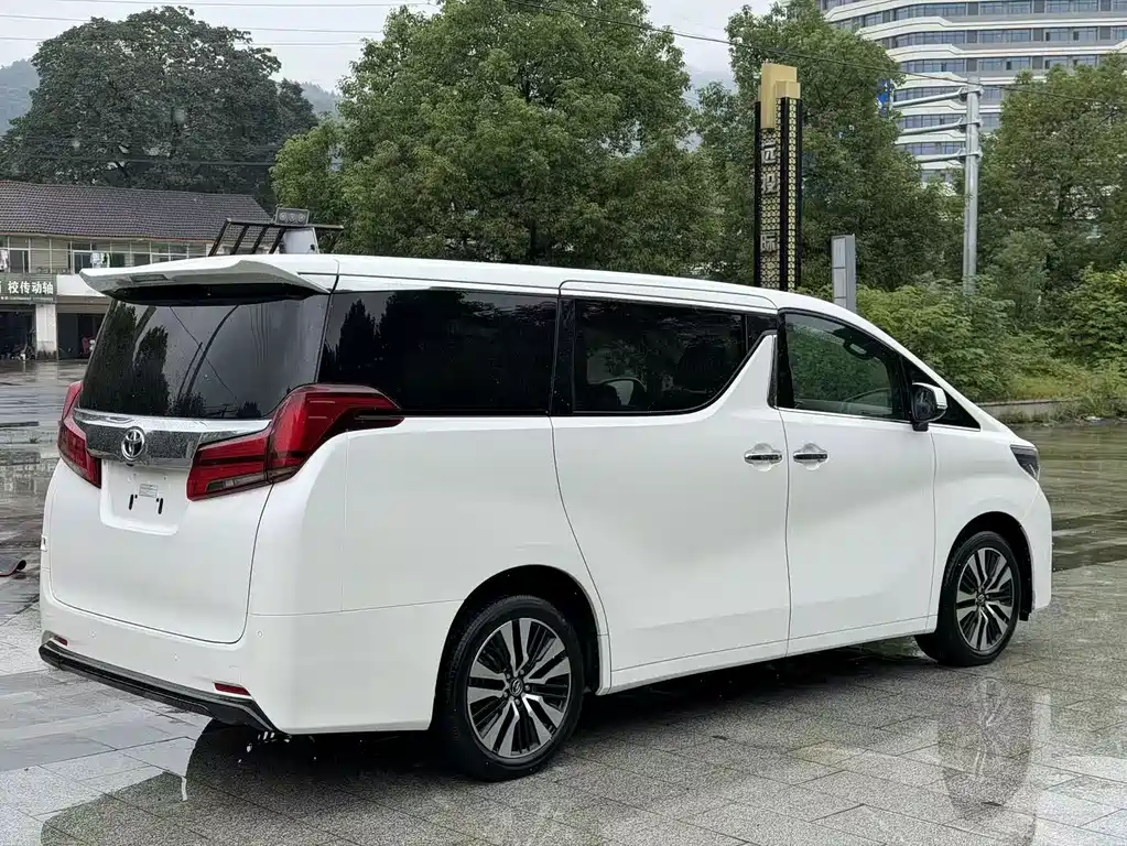 Toyota Alphard — миниатюра 6