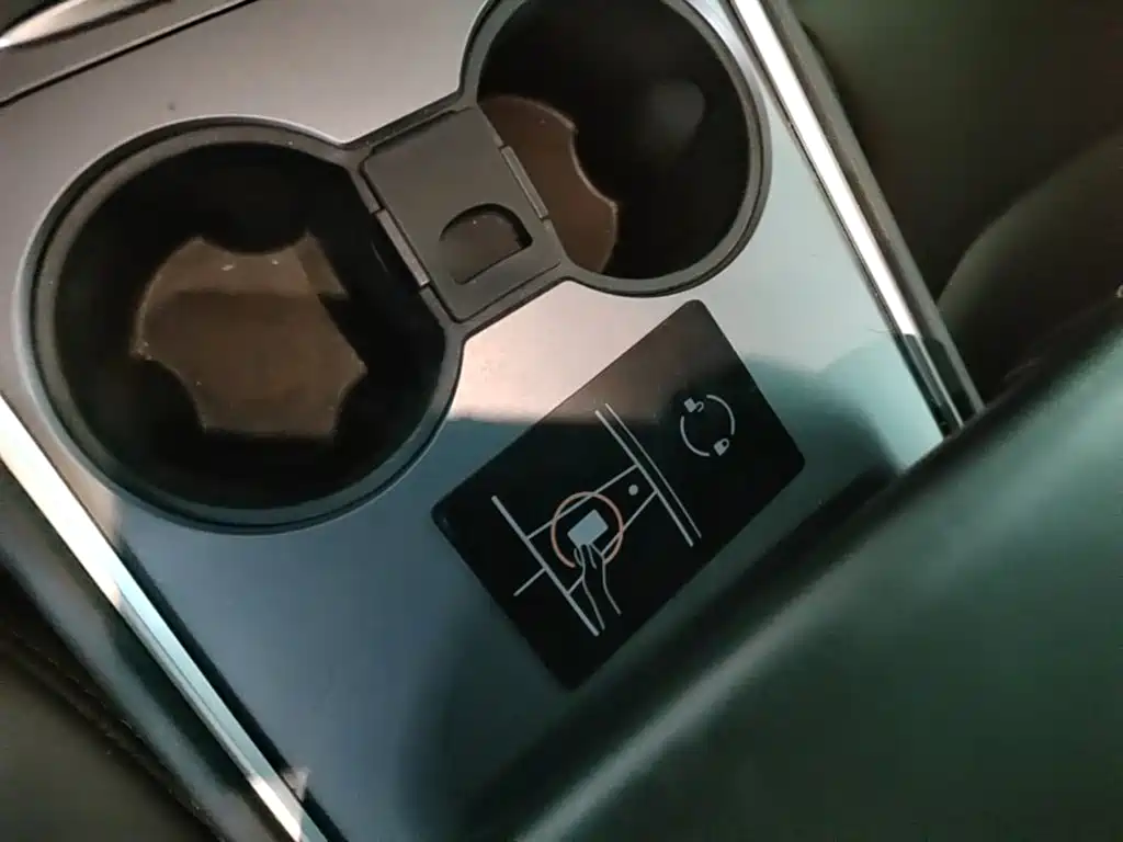 Tesla Model Y — миниатюра 9