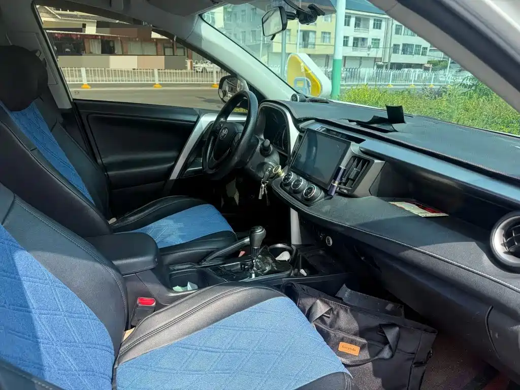 Toyota RAV4 — миниатюра 7