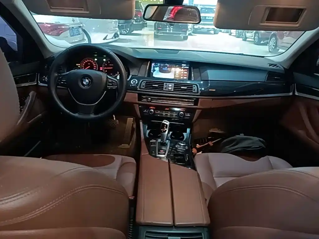 BMW 5 Series — миниатюра 10