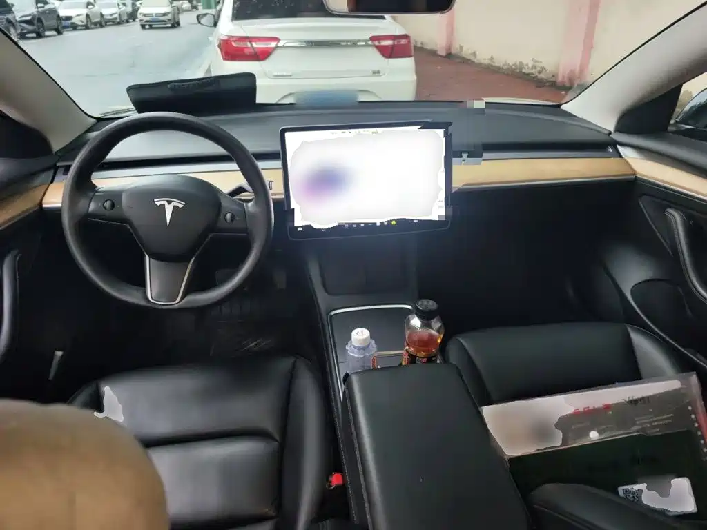 Tesla Model 3 — миниатюра 10