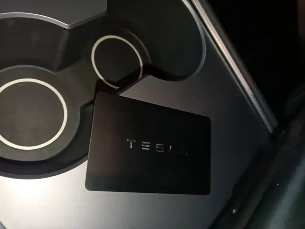Tesla Model Y — миниатюра 9