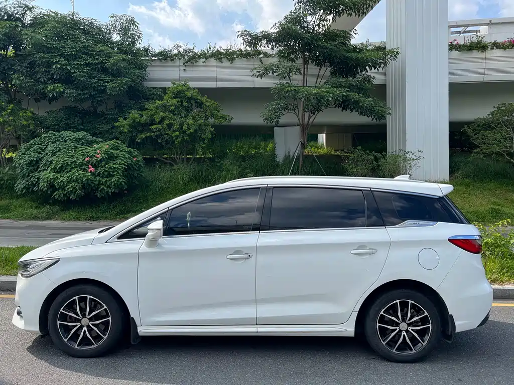 BYD MAX — миниатюра 3