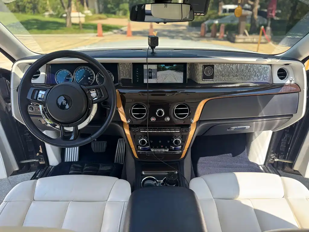 Rolls-Royce Phantom — миниатюра 7