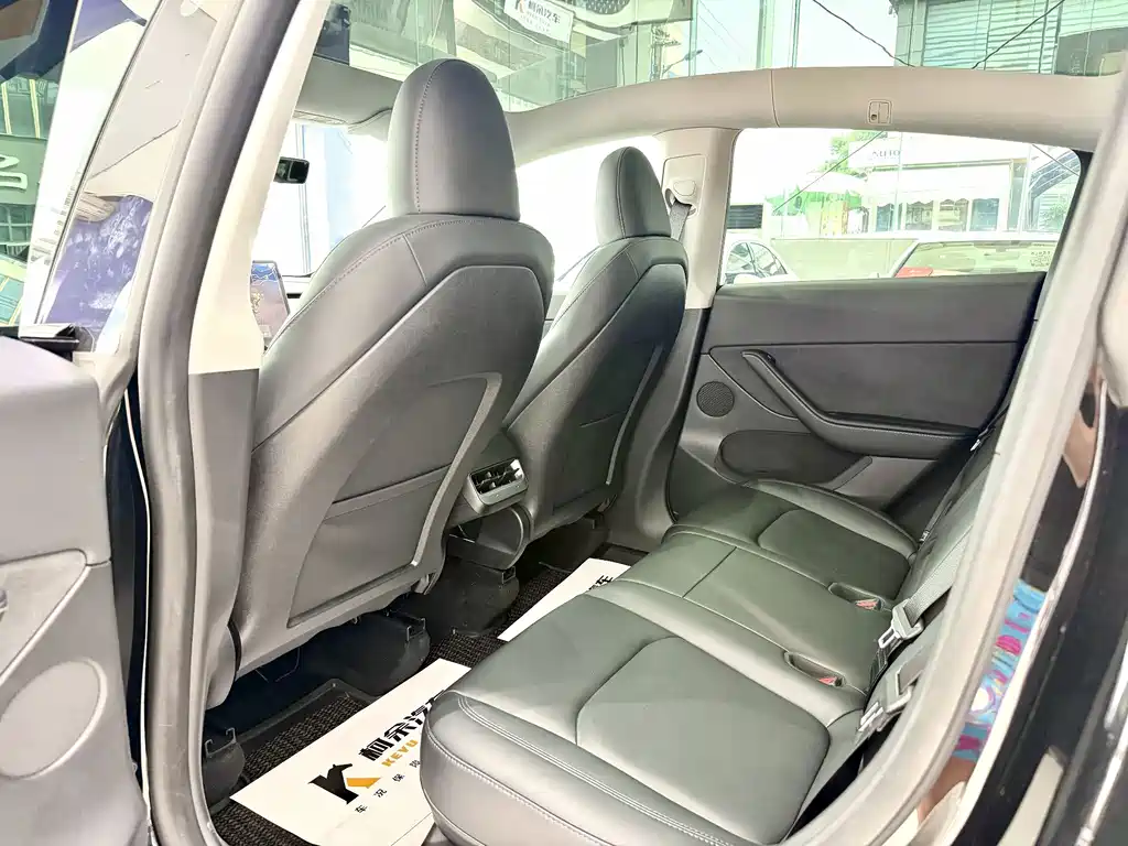 Tesla Model Y — миниатюра 8