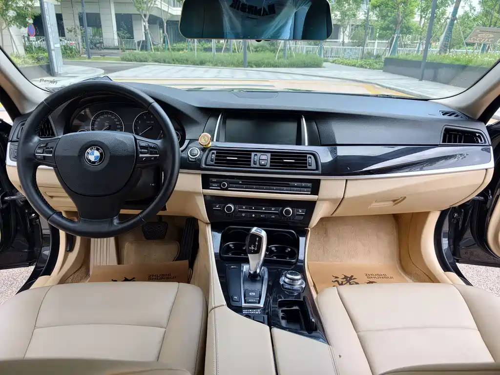 BMW 5 Series — миниатюра 11