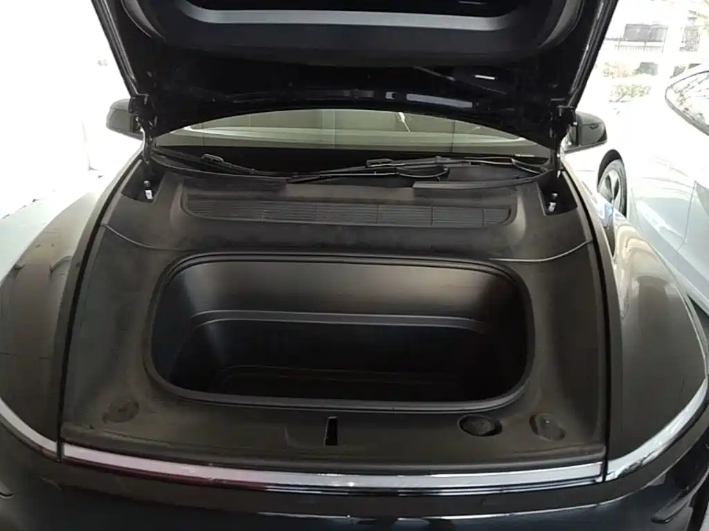 Tesla Model Y — миниатюра 20