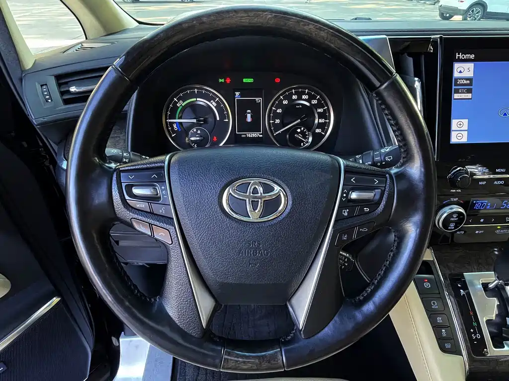 Toyota Alphard — миниатюра 9
