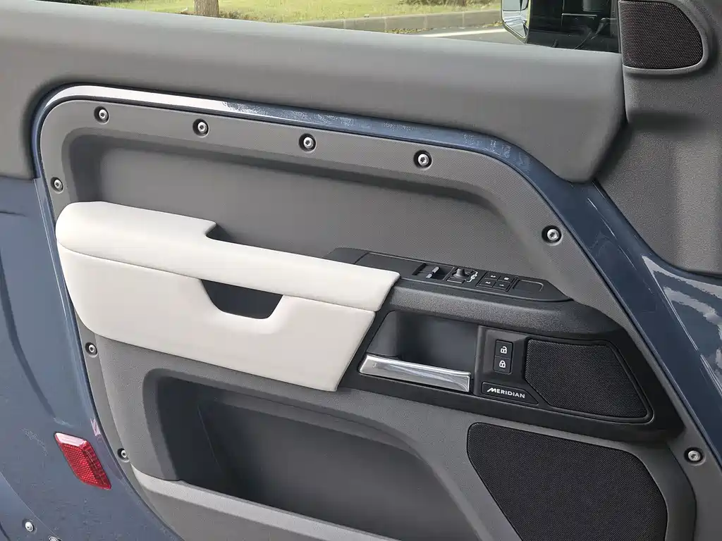 Land Rover Defender — миниатюра 16