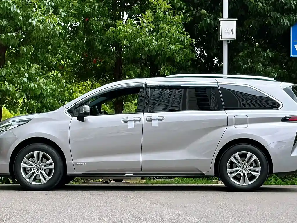 Toyota Sienna — миниатюра 2