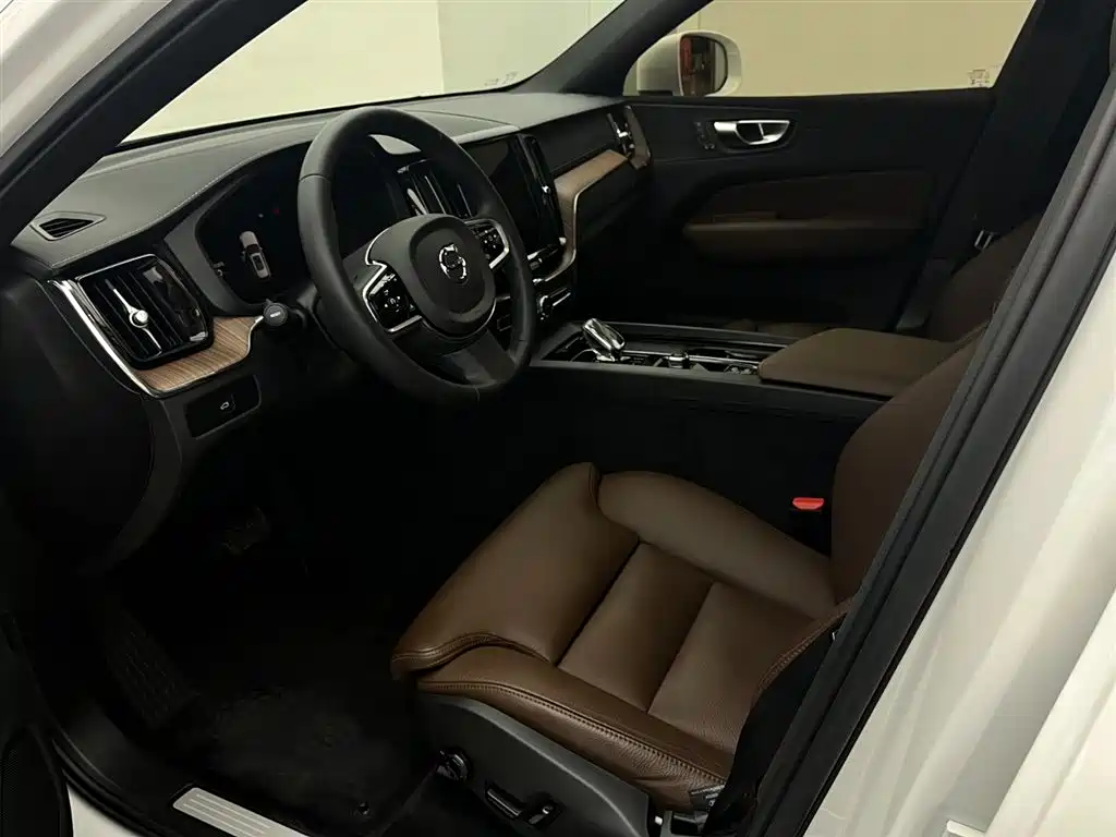Volvo XC60 2024 B5 Luxury