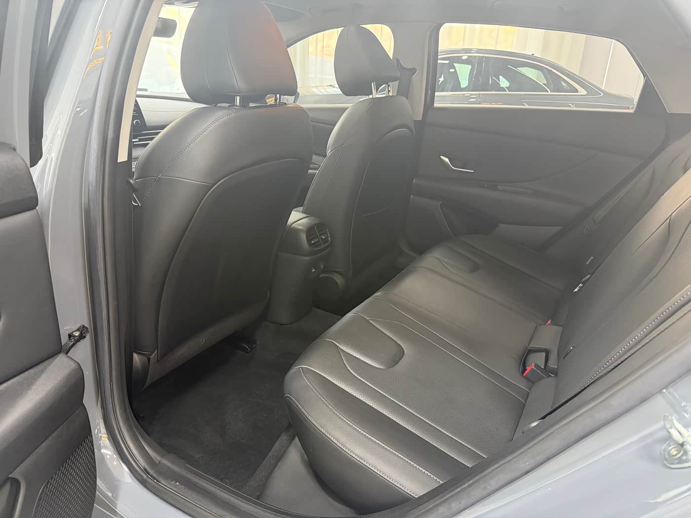 Hyundai Elantra 1.5 л 2022 г. Серебристо-серый, пробег 40000 км