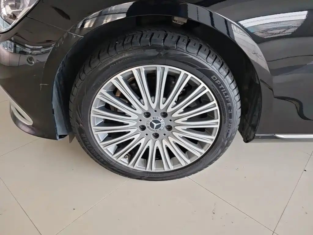 Mercedes-Benz E-Class — миниатюра 23