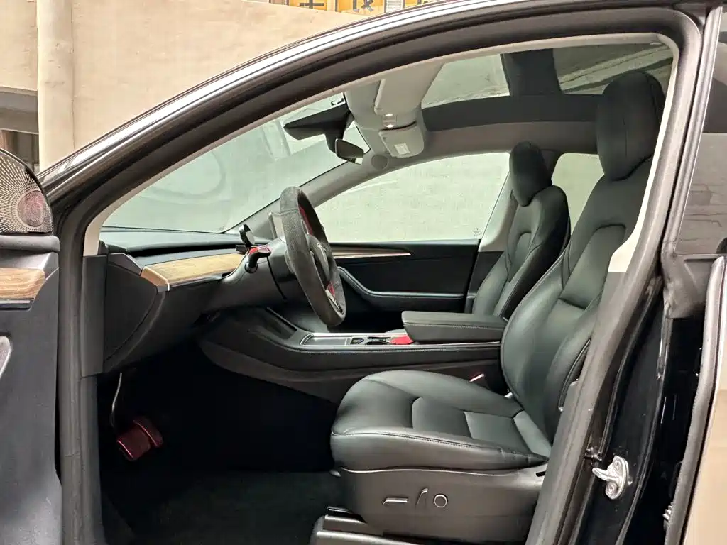Tesla Model Y — миниатюра 9