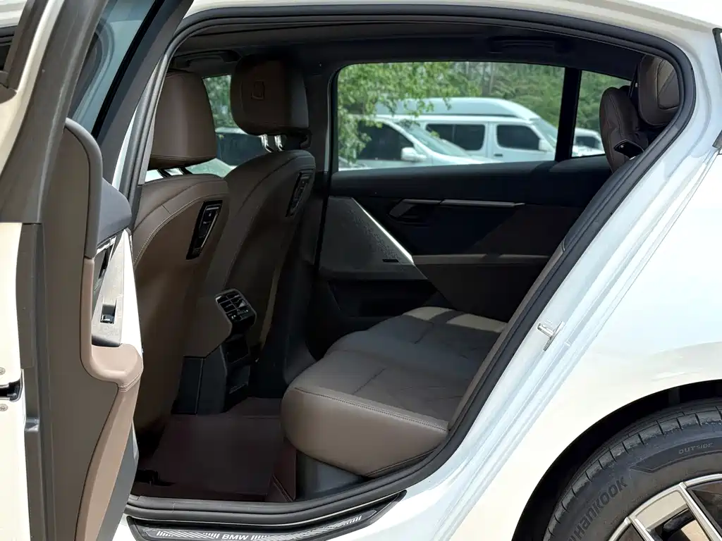 BMW 5 Series — миниатюра 11