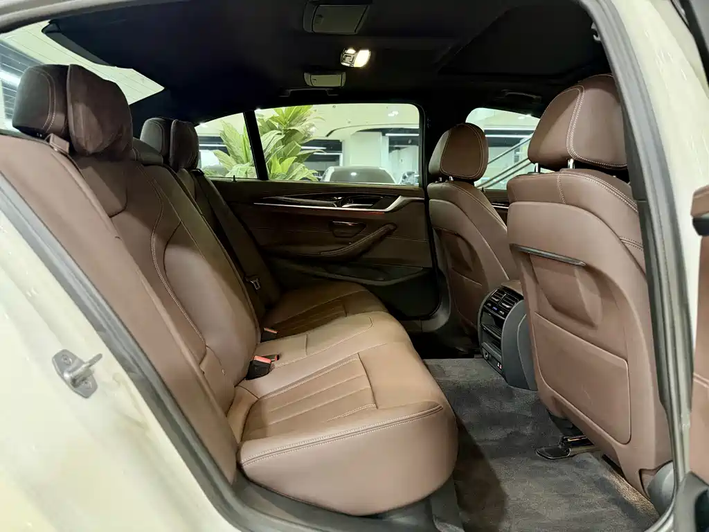 BMW 5 Series — миниатюра 8