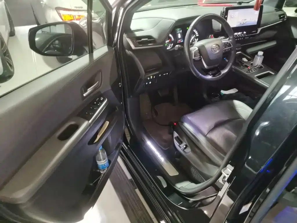 Toyota Sienna — миниатюра 16