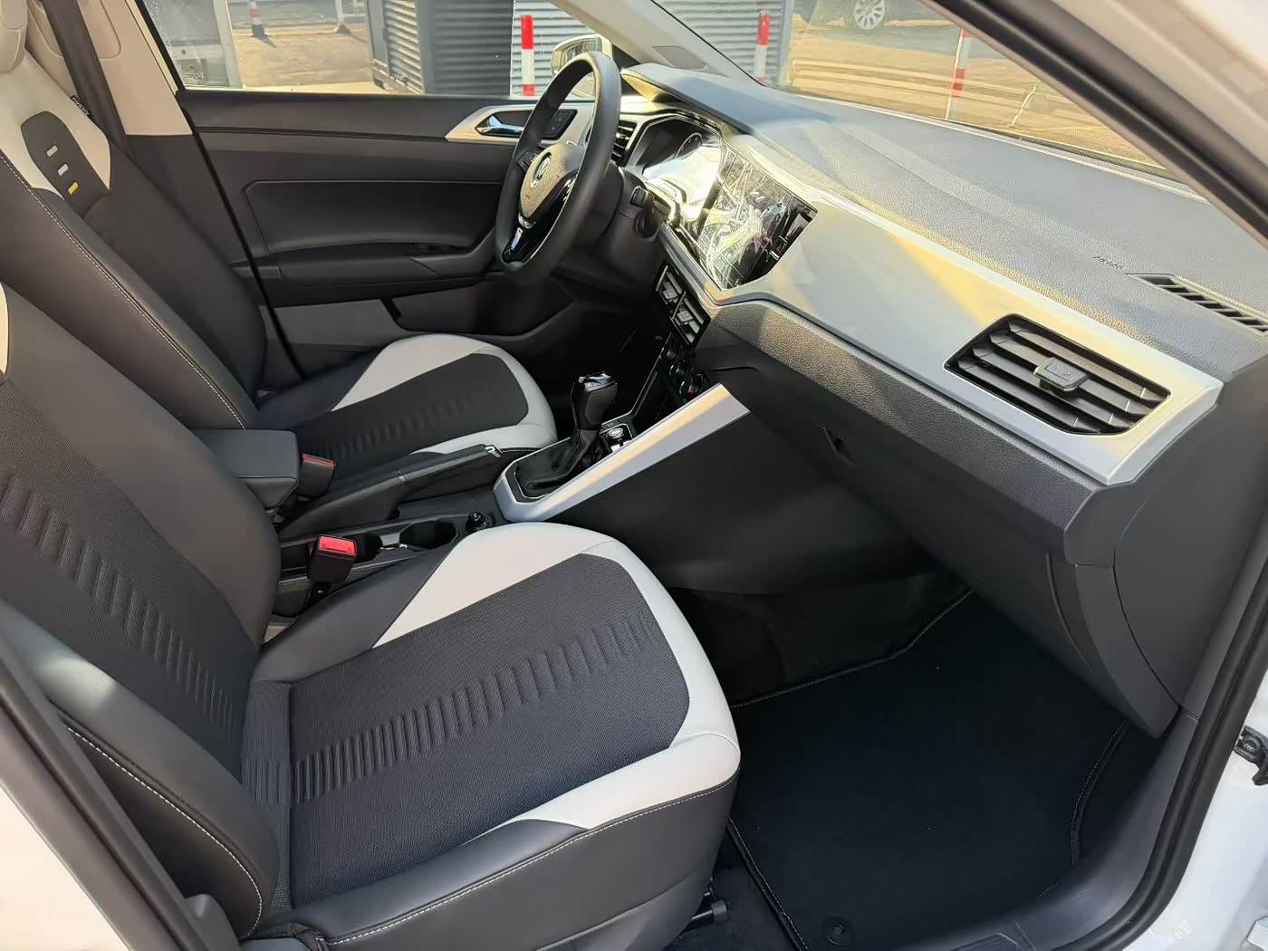 Volkswagen Polo 1.5 л 2022 г. Белый, пробег 30000 км