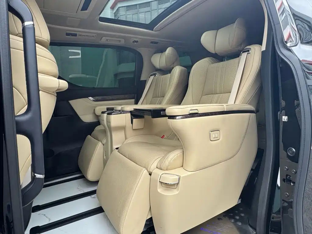 Toyota Alphard — миниатюра 10