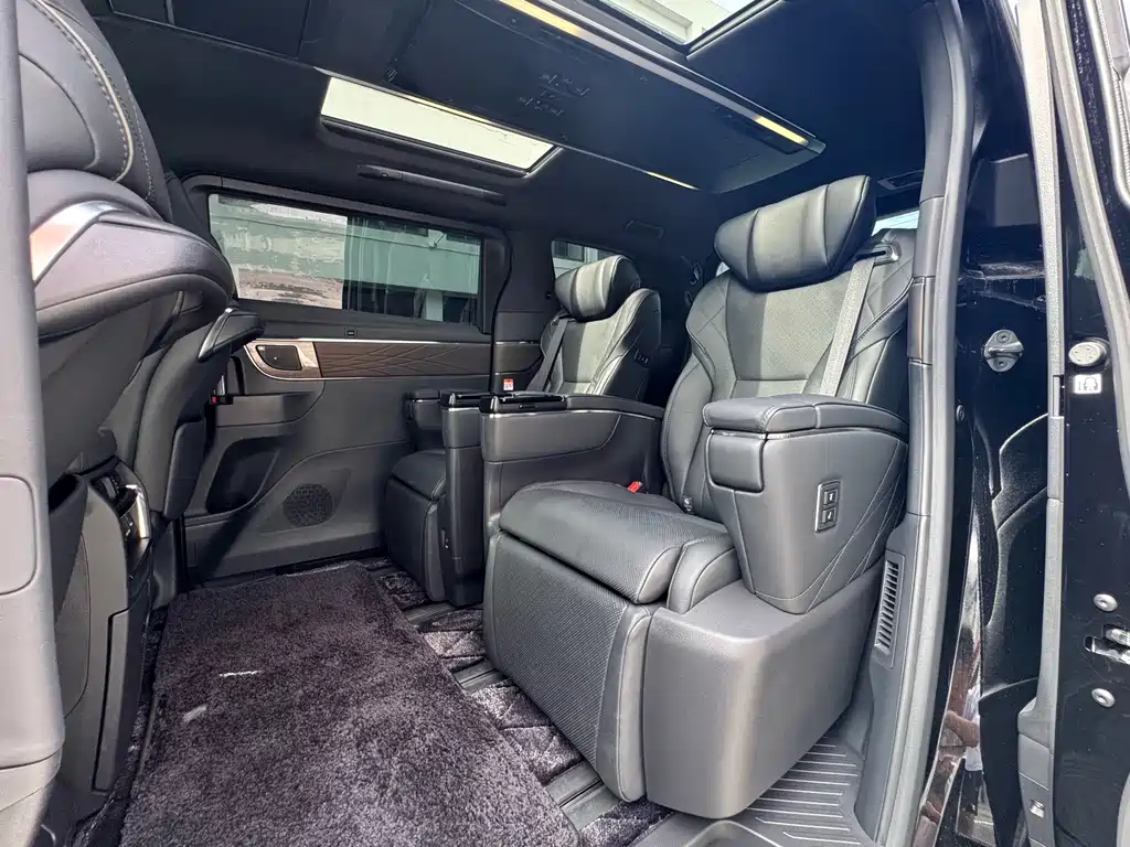 Toyota Alphard — миниатюра 8